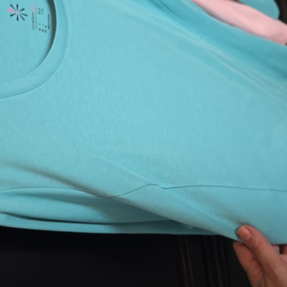 Sale!! Isaac Mizrahi Tunics. 2 - Picture 3 of 3